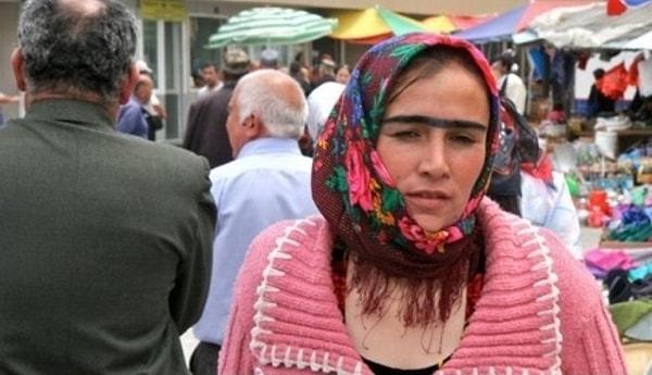 9. Tacikistanlı kadınlar güzel görünmek için kaşlarını almıyor. Tacikistan'da tek kaş hem güzellik hem de şansın sembolü!