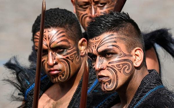 13. Maori halkının yüzlerine çizdikleri dövmeler güç, ilişki ve güzellikle ilişkili. Kadınlar ve erkekler eşlerini seçerken bu dövmelerin anlamlarından yararlanıyor.
