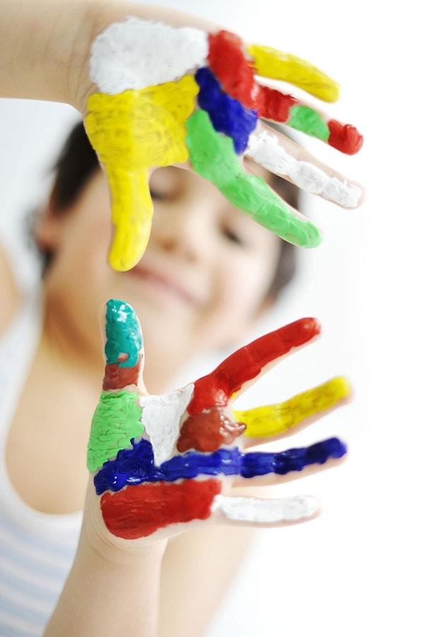 21. Her çocuğun bir parmak boya deneyimi vardır.