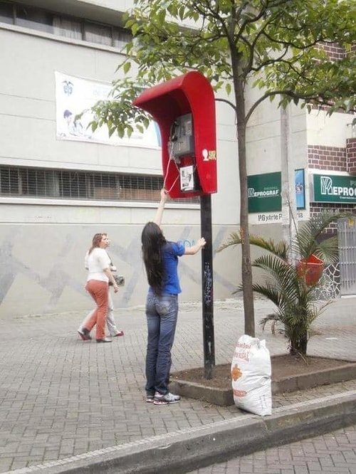 Hangi Akla Hizmet Yaptıklarını Sorguladığımız Telefon Kulübelerinin Birbirinden Komik 13 Mimari Faciası