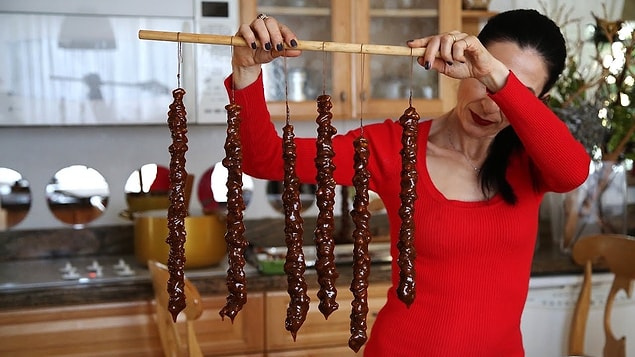 1. Onların Armenian Sharots olarak adlandırdıkları bizdeki cevizli sucuk.