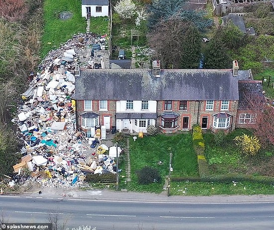 В пригороде Англии мужчина устроил в своем саду незаконную свалку, которая вышла из под контроля