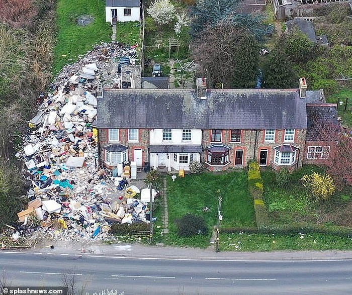 В пригороде Англии мужчина устроил в своем саду незаконную свалку, которая вышла из под контроля