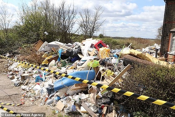 За последние восемь недель в палисаднике дома в Апминстере, графство Эссекс, была свалена огромная 2-метровая куча мусора.