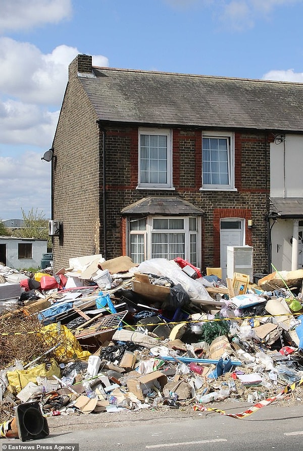 120-летняя собственность якобы рекламировалась сыном домовладельца как незаконная свалка, и куча даже начала просыпаться на дорогу.