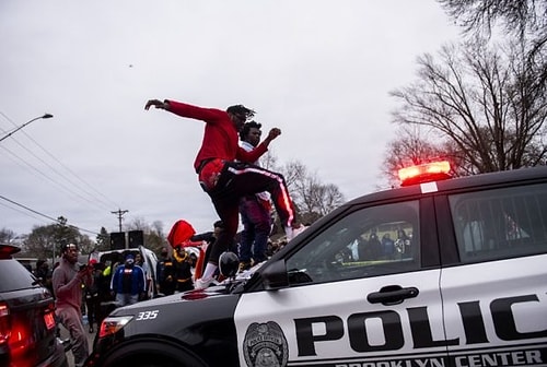 Minnesota'da Polis Yine Bir Siyahi Genci Öldürdü, Halk Sokağa Döküldü!