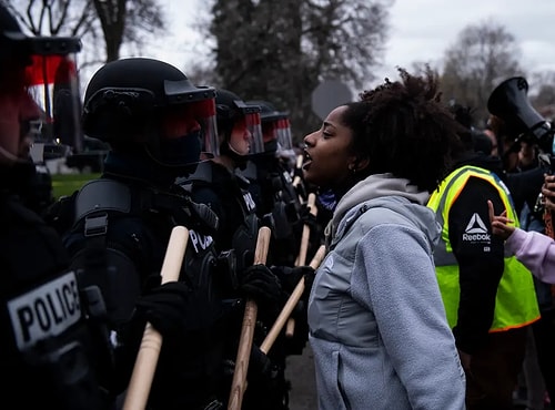 Minnesota'da Polis Yine Bir Siyahi Genci Öldürdü, Halk Sokağa Döküldü!