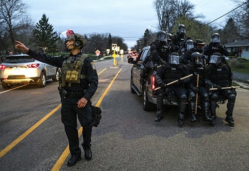 Minnesota'da Polis Yine Bir Siyahi Genci Öldürdü, Halk Sokağa Döküldü!