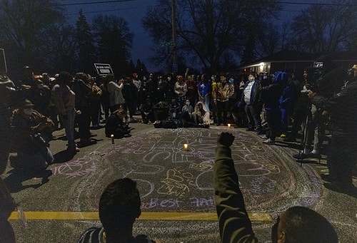 Minnesota'da Polis Yine Bir Siyahi Genci Öldürdü, Halk Sokağa Döküldü!