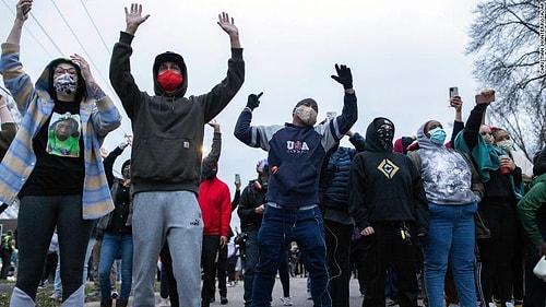 Minnesota'da Polis Yine Bir Siyahi Genci Öldürdü, Halk Sokağa Döküldü!