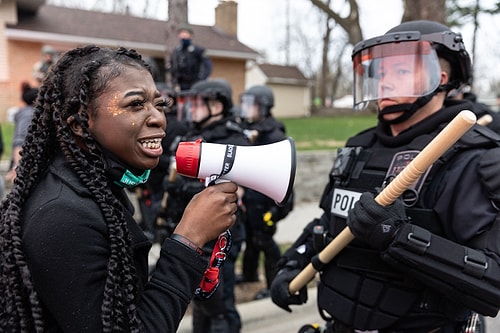 Minnesota'da Polis Yine Bir Siyahi Genci Öldürdü, Halk Sokağa Döküldü!