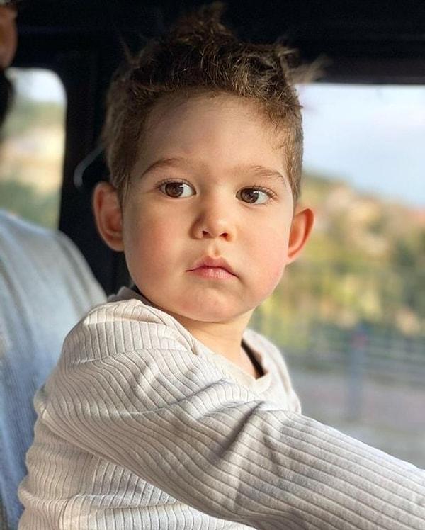 10. Fahriye Evcen oğlu Karan'ı kendi sosyal medya hesaplarında 'Ah, kalbim...' sözleriyle paylaştı. Fotoğraf ise şimdiden bir milyonu aşkın beğeni aldı.