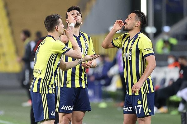 Bu sonuçla Fenerbahçe puanını 66'ya yükselterek lider Beşiktaş'ın dört puan gerisinde zirve takibini sürdürürken, Gaziantep FK 50 puanda 6. sırada yer aldı.