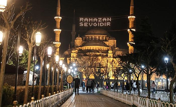 İstanbul Camilerinde Ramazan'ın Habercisi Mahyalar Yakıldı