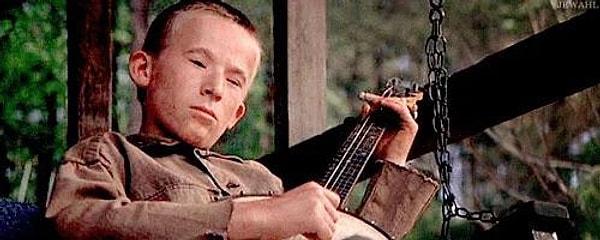 4. Deliverance'da, banjo sahnesi sırasında, banjo çalan genci oynayan Billy Redden, banjo çalmayı bilmiyordu. Gerçekçi gözükmesi için başka birisi Redden'in arkasına saklanmış ve gizlice banjo çalmış.