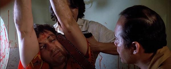 13. Scarface filminde Tony ve Hector'un sahnesinde, Hector Tony'e "Ok, cara cicatriz." der. Bu cümle "Tamam yaralı yüz." anlamına gelir ve Tony'nin tüm film boyunca yaralı yüz (scarface) olarak anıldığı tek andır.