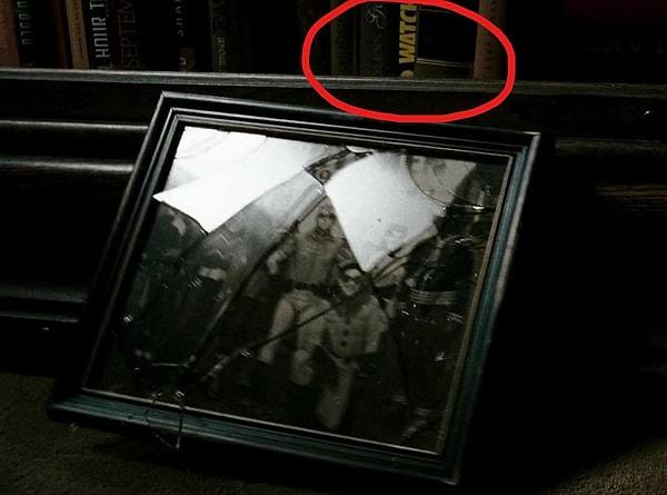 14. Watchmen filminde, Hollis Mason'ın dairesindeki kitaplıkta Watchmen çizgi romanı bulunur.