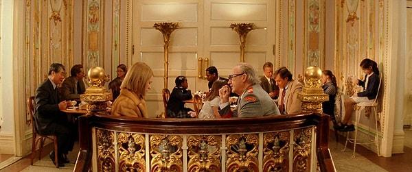 17. The Royal Tenenbaums filminde, Royal'in Margot ile tekrar bağ kurmaya çalıştığı sahnede bir dondurma dükkanında otururlar. Arkadaki masada oturan kişilerin hepsi de babaları ve kızlarıdır.