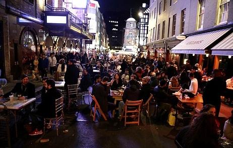 Başarılı Aşılama Programı Sonrası İngiltere'de Barlar Yeniden Açıldı, Binlerce Kişi Sokaklarda Eğlendi