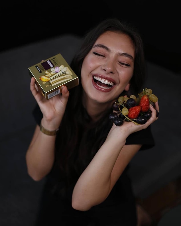 Bu fotoğrafta Neslihan Atagül'ün gülüşüne hayran kaldık. Her ne kadar reklam yapıyor olsa da...
