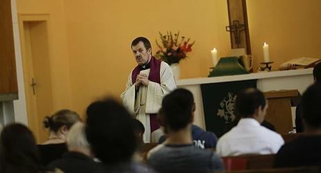 Ülkeden Gönderilmesi Planlanan Mültecilere Kilisenin Kapılarını Açarak Mahkeme Kararlarına Karşı Çıkan Rahip