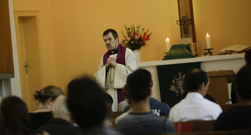 Ülkeden Gönderilmesi Planlanan Mültecilere Kilisenin Kapılarını Açarak Mahkeme Kararlarına Karşı Çıkan Rahip