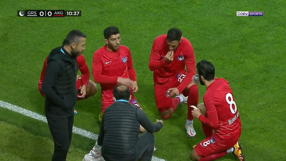 Giresunspor - Ankara Keçiörengücü Maçında Sakatlık ile Ezan Saati Denk Gelince Futbolcular Sahada İftar Yaptı