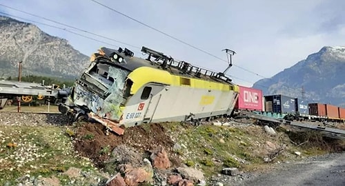 Adana'da Yük Treni Raydan Çıktı