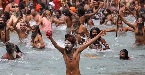 Hacılar Ganj Nehri'nde Yıkandı; Hindistan'da Günlük Vaka Sayısı Rekor Kırdı