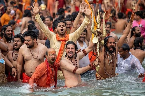 Yüz binlerce Hindu toplandı