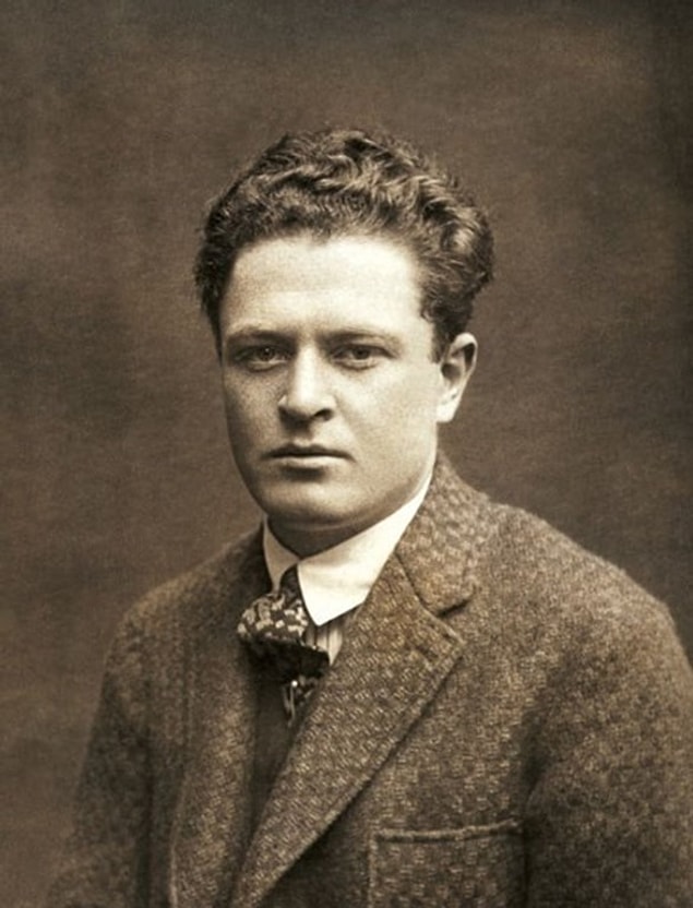 Ama ikinci iddia şöyle dursun, Nazım Hikmet'in 1921 yılında henüz 19 yaşındayken milli mücadeleye katılmak için bir arkadaşıyla Anadolu'ya kaçıyor.