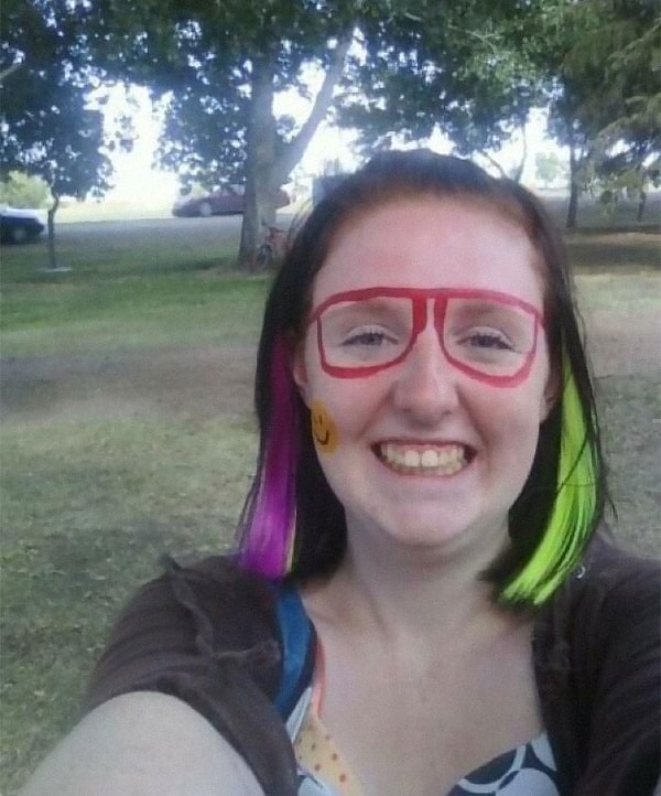 1. Пожалуйста, вычеркните мне из памяти тот период времени, когда я каждый день рисовала очки и смайлик на лице