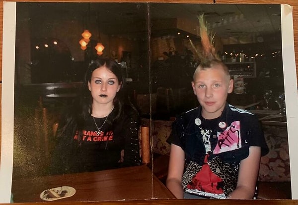 3. Моя мама называет это фото семейной реликвией Lol. 16 лет назад, я и мой парень в пабе