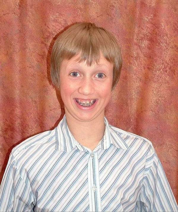 12. Когда я делал фото на паспорт, мне сказали: «Открывай глаза и больше улыбайся» ...