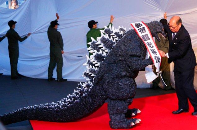 24. Godzilla 2015 yılında Japon vatandaşlığına kabul edildi ve Japonya'nın turizm elçisi olarak göreve alındı.