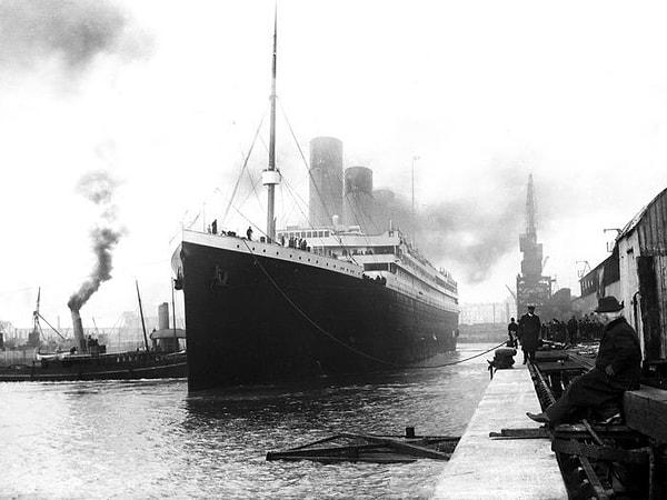 Southampton İngiltere'den New York'a doğru yola çıkan gemide yaklaşık 2,224 kişi vardı.