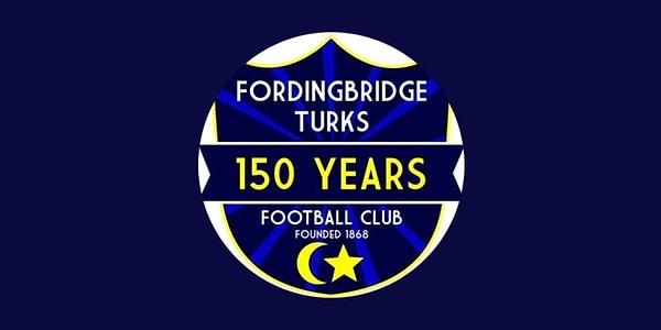 Futbolcular da takımın adını Fordingbridge Turks yapmaya karar veriyor ve amblemlerini ay yıldız olarak seçiyor.
