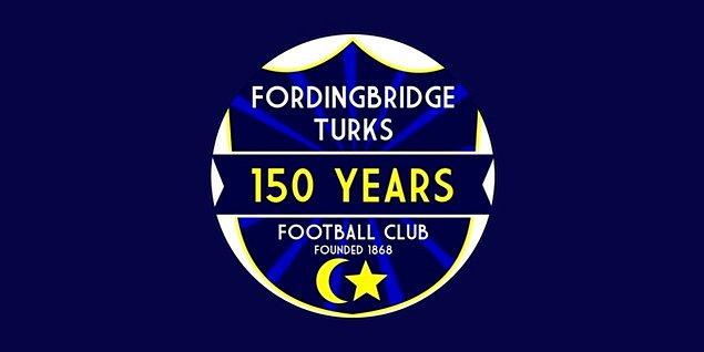Futbolcular da takımın adını Fordingbridge Turks yapmaya karar veriyor ve amblemlerini ay yıldız olarak seçiyor.