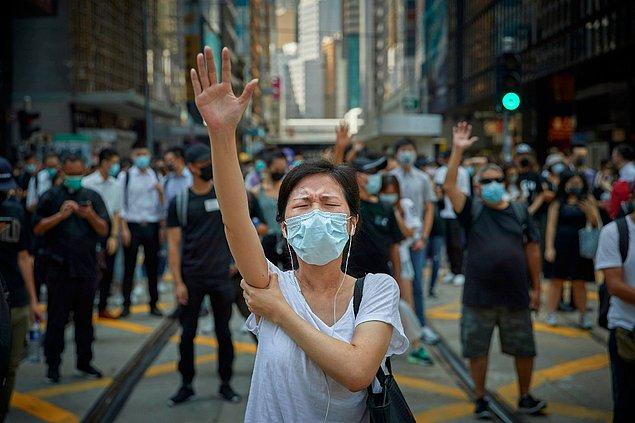 17. Başmakale/Basın Kategorisi Birinciliği: "Demokrasi Yanlısı Gösteriler: Hong Kong: Zamanımızın Devrimi" fotoğrafıyla Kiran Ridley