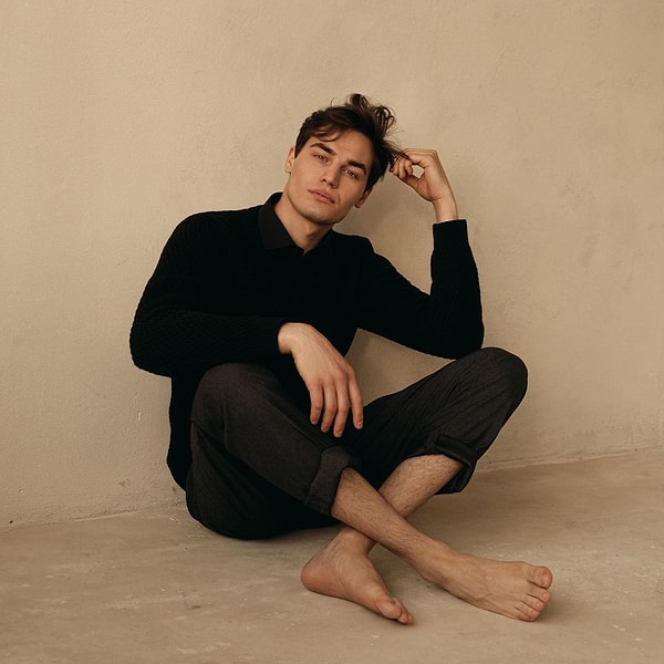 В своем профиле Черепахин заявляет, что он начал свою модельную карьеру после того, как уволился с работы во время работы на фабрике.