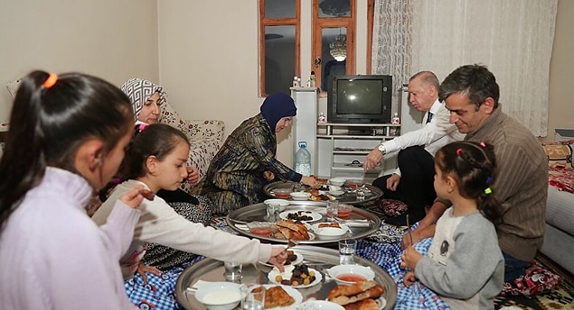 Bu şirket de yer sofrasındaki iftar görüntülerinin ardından işini daha ciddiye alıp bu sefer peşlerine masa ve sandalye götürmüş.