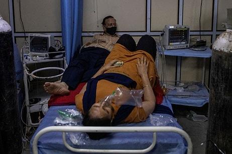 Hindistan’da Vaka Sayısı Rekor Üstüne Rekor Kırıyor: İki Hasta Aynı Yatakta Tedavi Görüyor