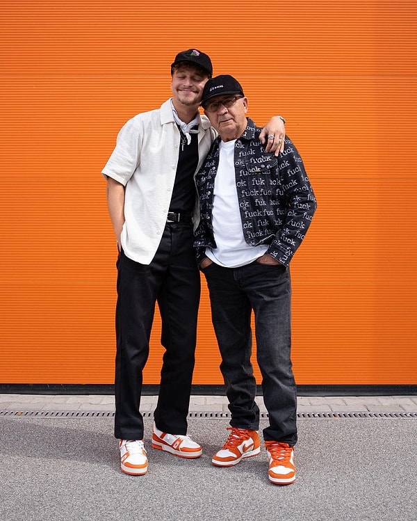 Это звезда нашей сегодняшней рубрики со своим внуком и, в то же время, личным фотографом