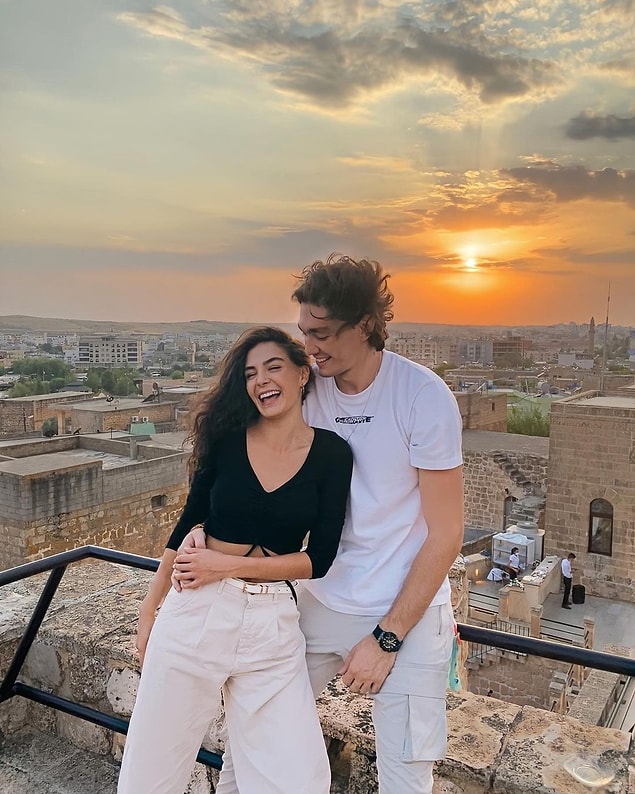 Ebru Şahin bir yılı aşkın süredir ATV'nin fenomen dizisi Hercai'de Reyyan karakterini canlandırıyor. Cedi Osman da potalarda rüzgar estiriyor. Hal böyle olunca çiftimiz çok fazla görüşemiyor.