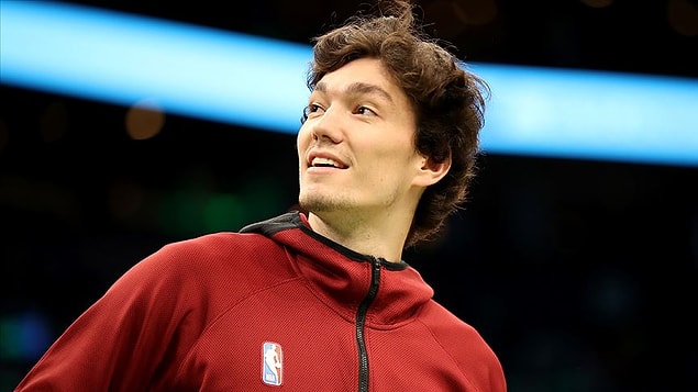 O dönemlerde 13 yaşında olan basketbolcumuz kariyerinin peşinden koşarak ailesi ile birlikte İstanbul'a taşınmış.