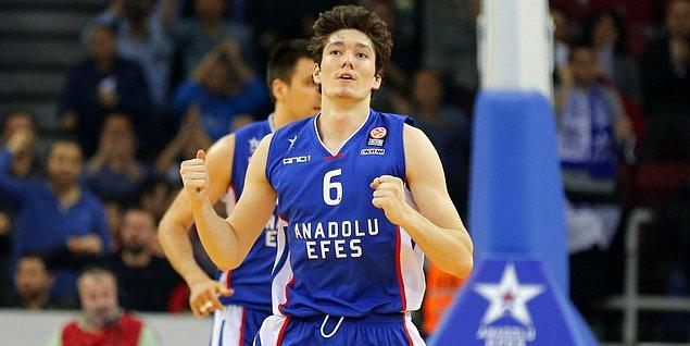 Önce Efes altyapısında oynayarak lacivert beyaz forma giymiş. Sonra da 2010 yılında Türkiye Yıldız Erkekler Basketbol Şampiyonası'nda şampiyonluğu kazanmış.