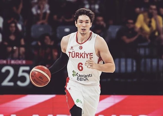 Sene 2011'e geldiğinde dünyaya açılan Cedi Osman, Jordan Brand Classic Uluslararası Maçı'nda oynaması için davet almış. Basketbolcumuz ününü dünya takımlarına duyurmaya başlamış bile.