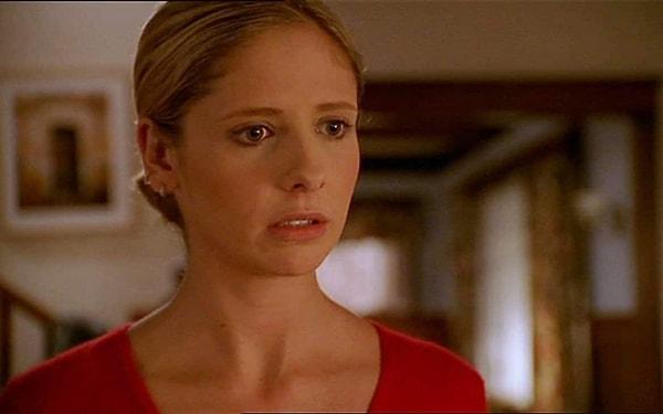 6. Buffy the Vampire Slayer dizisinin The Body bölümünde Anya'nın yürek burkan konuşması sırasında Emma Caulfield'ın tek düşündüğü şey acilen tuvalete gitmek istemesiymiş.