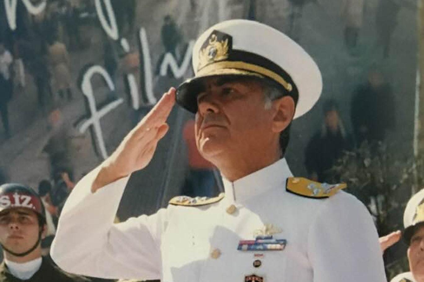 Ο συνταξιούχος ναύαρχος Atilla Kıyat που φοράει ηλεκτρονικές μανσέτες: «Αυτή η ντροπή δεν μου ανήκει»