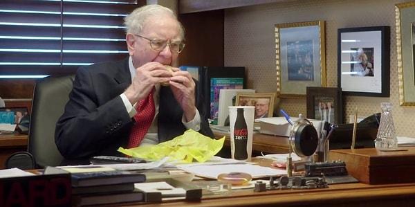 Buffet, ofisine giderken de Mc Donalds'a uğrayıp kahvaltısını buradan alıyor.